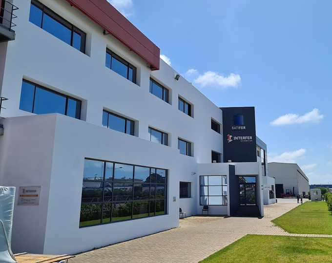 Produits métallurgiques, couvertures et bardage, isolation et étanchéité, papiers et carton