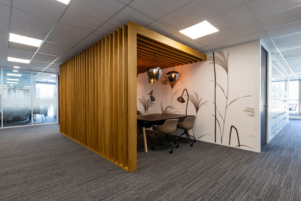 Mobilier de bureau, rayonnages métalliques et cloisons