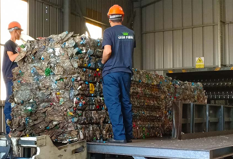 Fabrication de fibres de polyester discontinues. Recyclage de matières plastiques