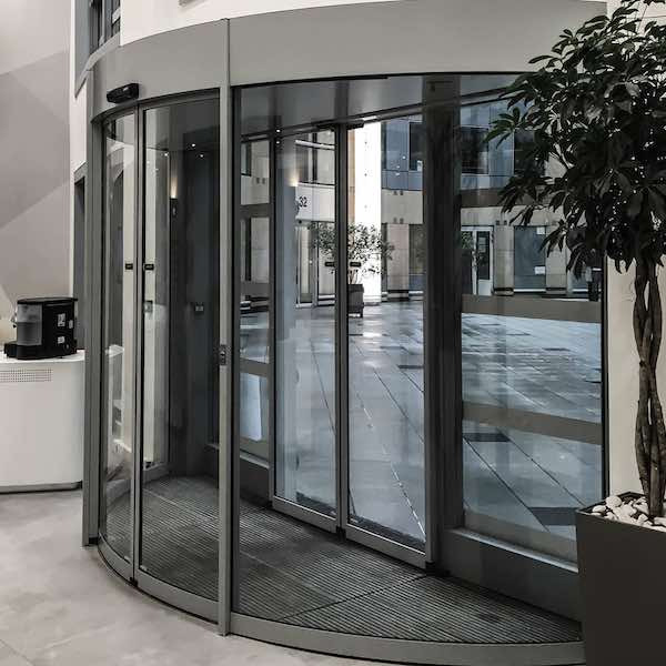 Porte automatique coulissante cintrée – Gilgen SRM - energetica